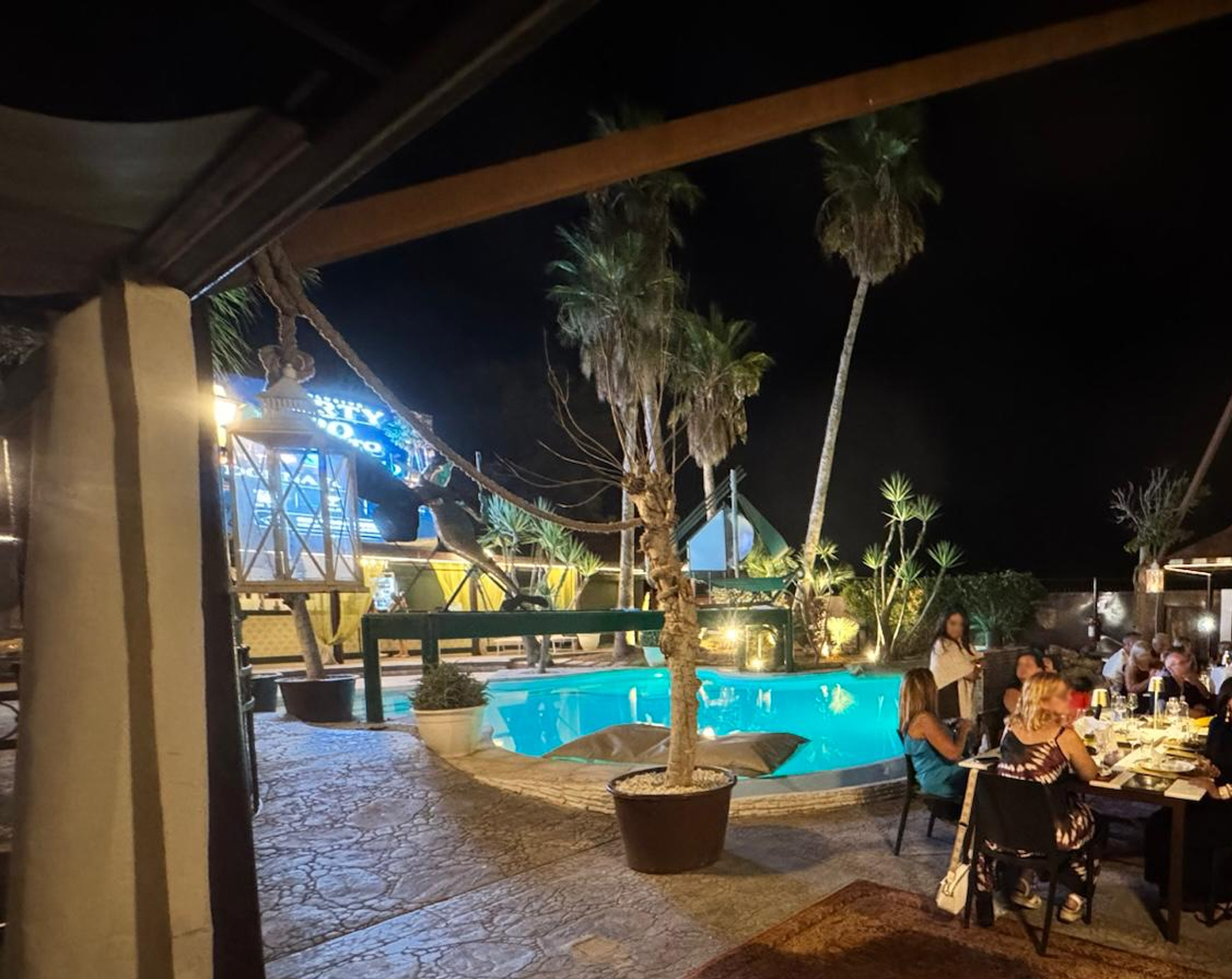 Piscina della villa al tramonto