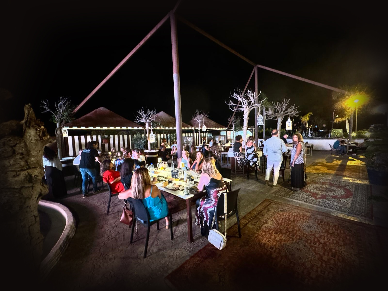 Villa e piscina al tramonto